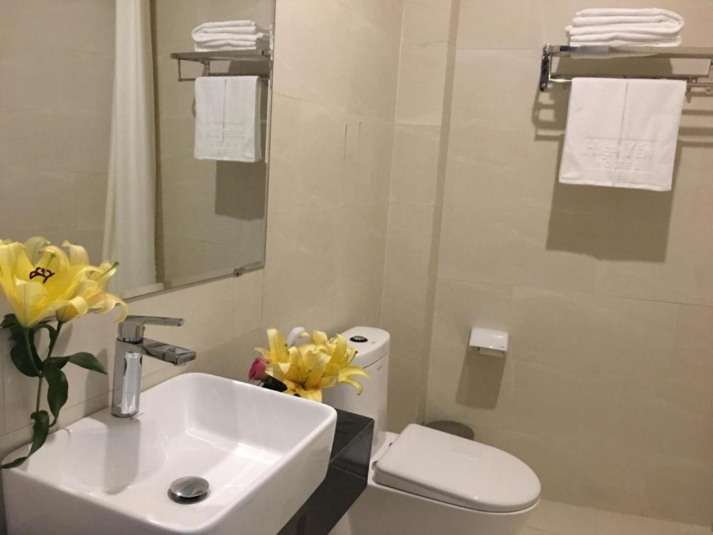 Phòng tắm tươi tắn với chút hoa tươi của khách sạn Hiệp Yến Tuy Hòa
