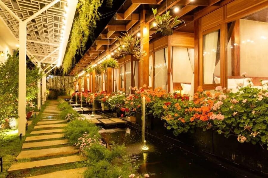 Không gian về đêm homestay Vườn Trà