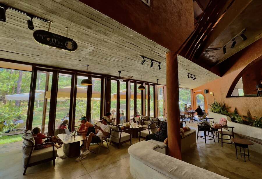 Không gian nhà hàng Ma de Bistro: Thiết kế sang trọng và Dịch vụ 5 sao