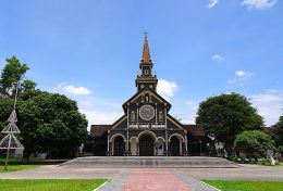 Review nhà thờ gỗ Kontum: Điểm check-in cổ kính không thể bỏ lỡ 2026